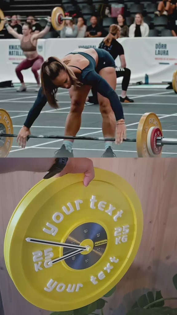 Load video: Athletin bereitet sich auf einen Gewichtheber‑Lift vor; anschließend wird eine gelbe PLATECLOCK‑Fitness‑Uhr vorgestellt